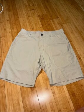men’s infinity linearflex size 32 shorts beige like new